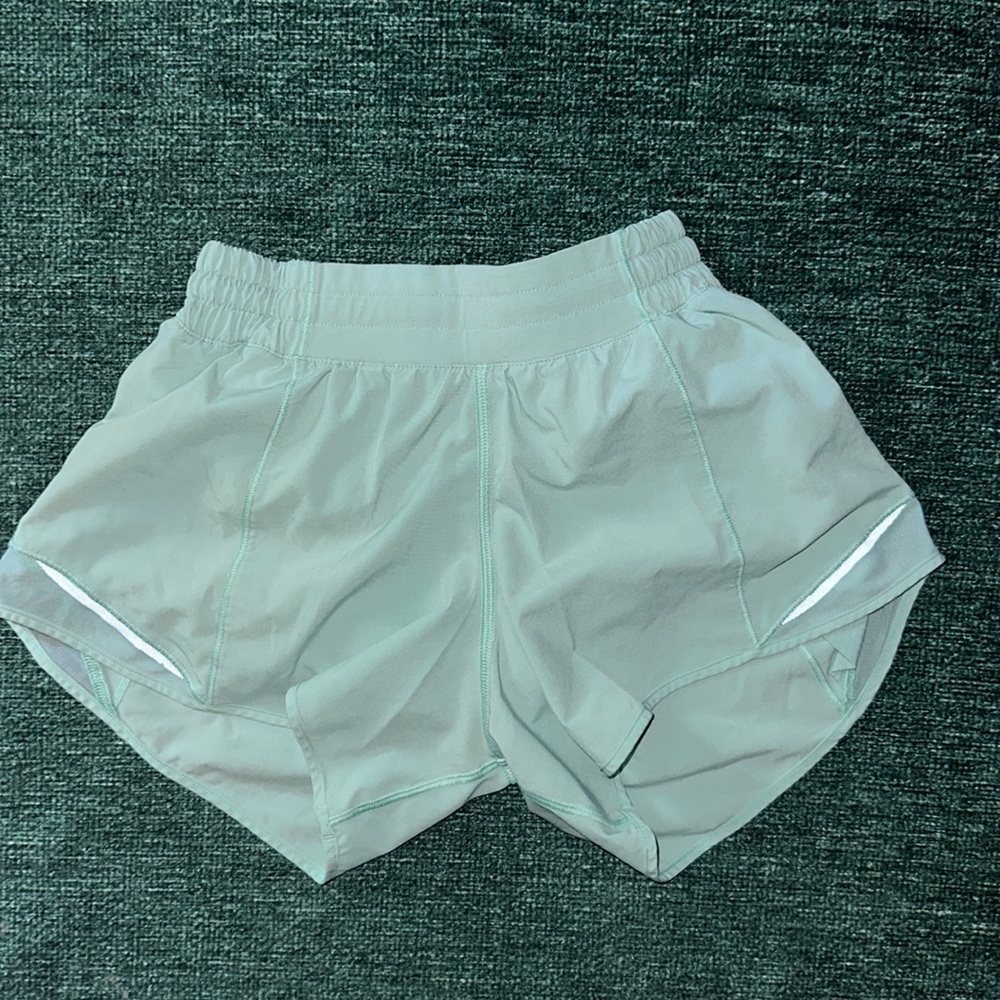 Lululemon Hotty hot 4 in, size 4